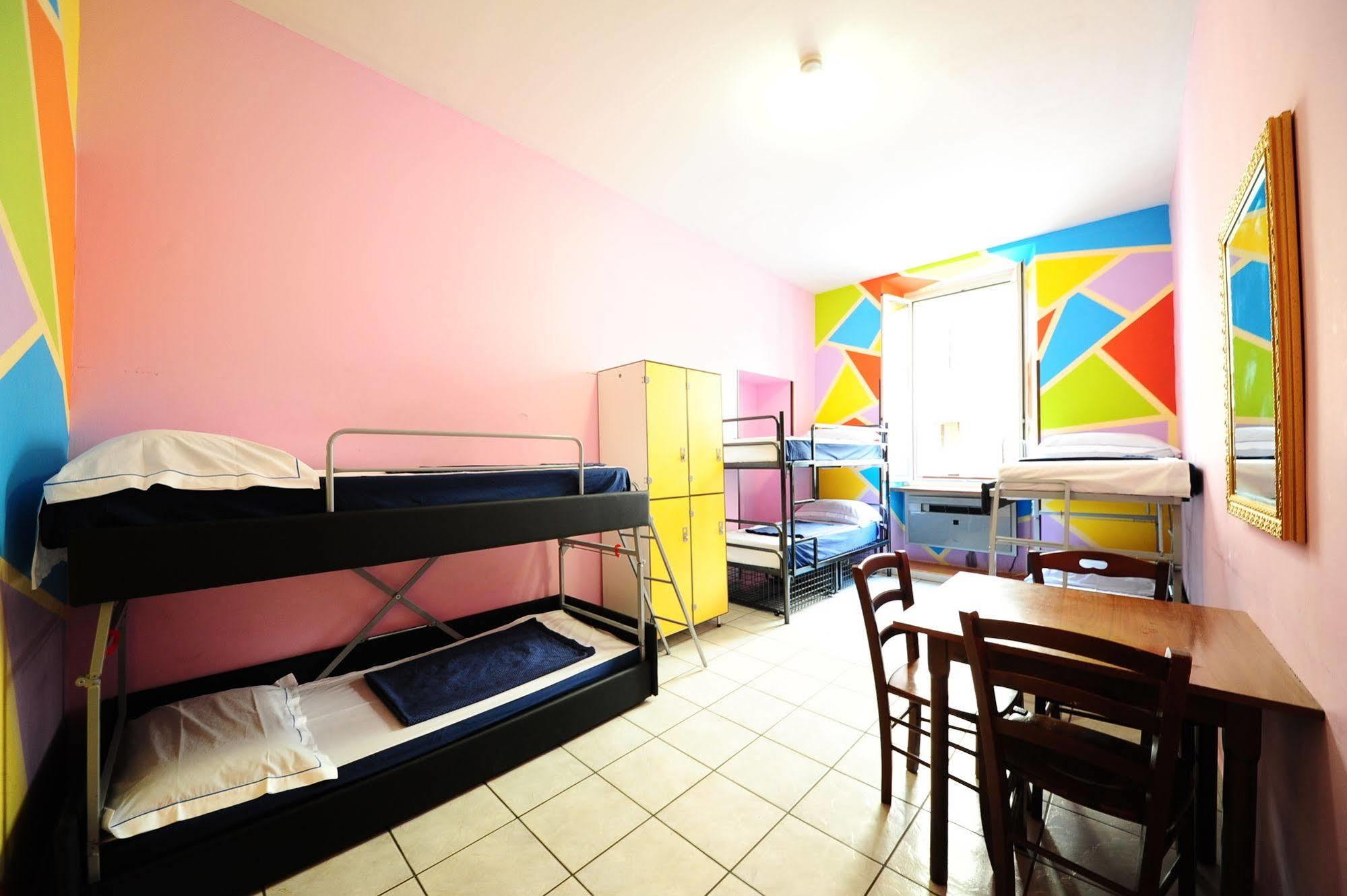 Albergue Alessandro Downtown & Bar *