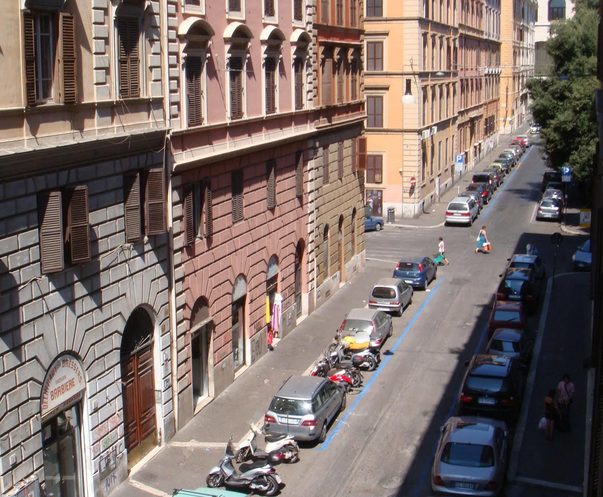 Alessandro Downtown & Bar Hostel Rom